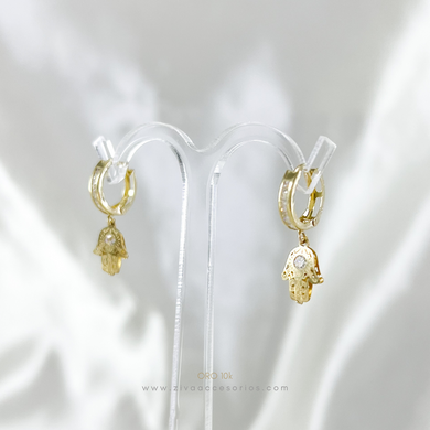 Aretes Arracada Huggie con Zirconias y Mano Hamsa  Oro 10k